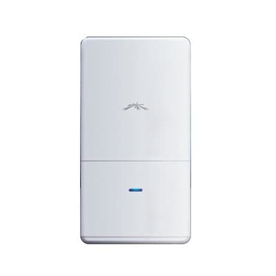 Punto de acceso UniFi para exterior, omnidireccional doble banda MIMO 3x3, 802.3at, hasta 200 usuarios concurrentes.